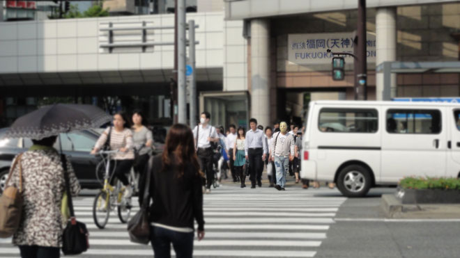 朝の天神三越大丸前の平和な交差点。。